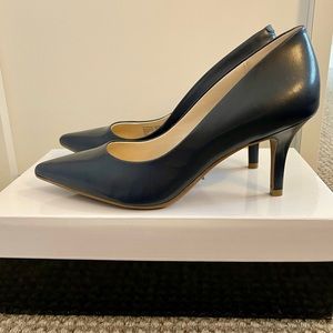 Navy Pumps